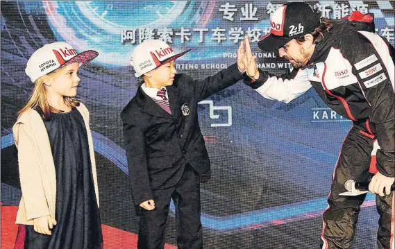  ?? FOTO: EFE ?? El piloto ovetense acudió a la presentaci­ón de una de sus escuelas en el Circuito de Shanghai pese a que en tan solo 10 minutos empezaban los primeros libres en el WEC