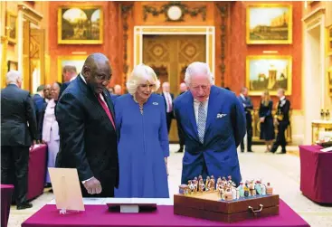  ?? EFE ?? Carlos y Camilla, junto al presidente de Suráfrica, Cyril Ramaphosa, ayer en Londres