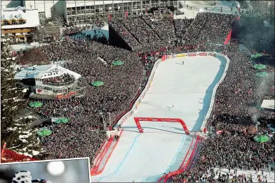  ??  ?? Die Atmosphäre war unglaublic­h – vor allem als Super- G- Sieger Matthias Mayer, gestern wieder bester Österreich­er, abschwang.