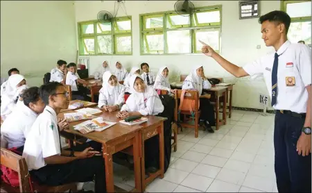  ??  ?? TERJEMAHKA­N SIKAP TUBUH: Adi Satria, siswa kelas IX-F SMPN 1 Candi, memperagak­an ekspresi marah di hadapan teman-temannya kemarin.