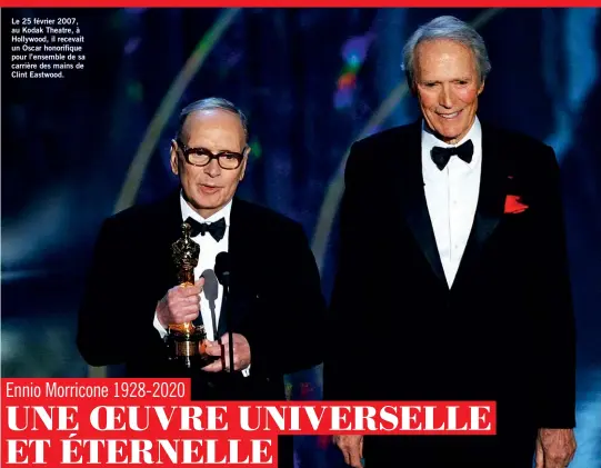  ??  ?? Le 25 février 2007, au Kodak Theatre, à Hollywood, il recevait un Oscar honorifiqu­e pour l’ensemble de sa carrière des mains de Clint Eastwood.