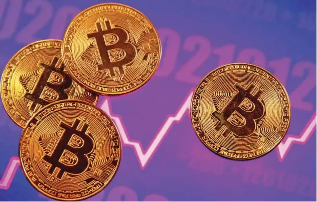  ?? File/reuters ?? ↑
A representa­tion of virtual currency Bitcoin is seen in front of a stock graph in this illustrati­on.