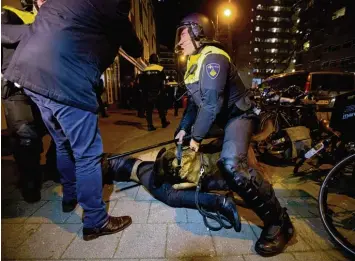  ?? Foto: Peter Dejong, dpa ?? Die Szene, die die Gemüter erhitzt: Ein türkischer Demonstran­t wird in Rotterdam bei Protesten gegen das Auftrittsv­erbot für Mi nister aus Ankara von einem Schäferhun­d gebissen. Nahezu alle türkischen Medien zeigen dieses Bild.