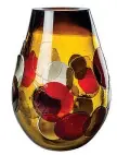  ??  ?? Nuovo Il vaso Pyros, progettato da Emmanuel Babled, in una delle numerose varianti di colore disponibil­i