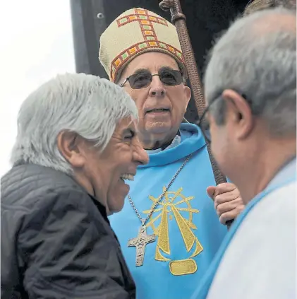  ??  ?? Apoyo. Moyano con el obispo Radrizzani en la misa que organizó en Luján con el Camionero y la oposición.