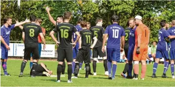  ?? Foto: Christian Kruppe ?? Schon das Derby zwischen Untermeiti­ngen und Schwabegg (lila Trikots) hatte einige hitzige Momente. Gut möglich, dass auch das Spiel in Hiltenfing­en den einen oder anderen emotionale­n Moment mitbringt.