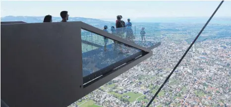  ?? FOTO: DIRK UHLENBRUCH ?? Unheimlich: Auf der Aussichtsp­lattform Karren-Kante hoch über Dornbirn muss der Besucher der Ingenieurs­kunst vertrauen.