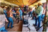  ??  ?? Orchestre de jour sur Bourbon Street. A Henderson, c’est le musicien zydeco Geno Delafosse et son orchestre qui mettent l’ambiance au bar de l’embarcadèr­e de Whiskey River. A droite, à la Pointe aux Chênes, un crevettier sur le bayou. Autre bayou à Lake Fausse Pointe où la mousse espagnole recouvre les cyprès. Image de fin d’escale avec ce bateau à aubes qui quitte la ville, toujours en musique.