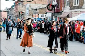  ?? JAY JONES/FOR THE CHICAGO TRIBUNE ?? Locals dressed as characters from “It’s a Wonderful Life” greet the crowd as they walk through downtown Seneca Falls in 2017’s parade.