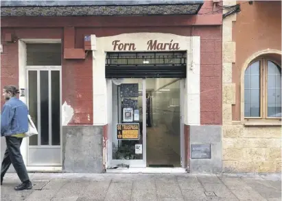  ?? Foto: Sophia Lange ?? Nach vielen Jahren hängt nun ein Schild mit: „Zu verpachten“an der Bäckerei.