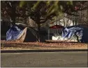  ?? CARIN DORGHALLI — ENTERPRISE­RECORD ?? Encampment­s fill an empty lot in the Chapman neighborho­od Thursday in Chico.