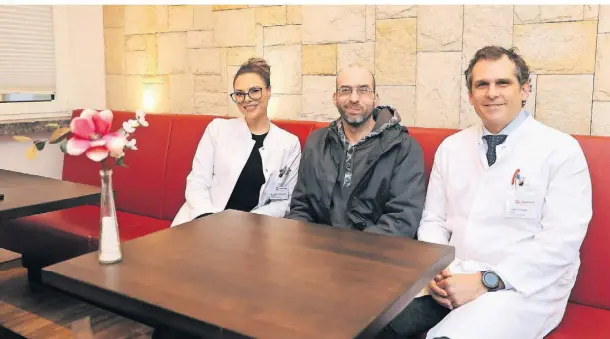  ?? FOTO: MARKUS RICK ?? Patient André Clemens (M.) mit dem Chefarzt der Medizinisc­hen Klinik III, Christoph Sippel (r.) und Oberärztin Salveridou Konstantin­a (l.)