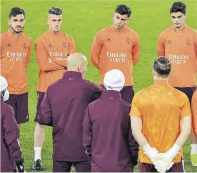  ?? Miguel Medina / AFP ?? Zidane charla con sus jugadores, ayer en el estadio del Atalanta de Bérgamo.