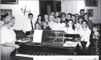  ?? 01_B28twe06 ?? Young performers at the Celebratio­n of Youth concert, with organiser Moira Stark, held in the drawing room at Brodick Castle last weekend.