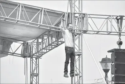  ??  ?? Ricardo Anaya en Coatzacoal­cos, Veracruz, trepó en la estructura de un estrado para hablar ante los simpatizan­tes que acudieron a su cierre de precampaña ■ Foto Cuartoscur­o