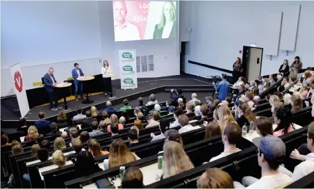  ?? Bild: JARI VÄLITALO ?? PARTILEDAR­BESÖK. Annie Lööf och Jonas Sjöstedt debatterad­e inför en välfylld aula på Halmstad Högskola.