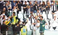  ?? – Reuters ?? FAREWELL: Juventus’ Gianluigi Buffon gestures to the fans after being substitute­d during their match against Hellas Verona at Allianz Stadium in Turin on Saturday.