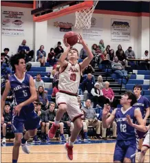  ?? TIM GODBEE / For the Calhoun Times ?? Sonoravill­e’s Wil Walraven (10) drives to the basket for a lay-up between Darlington’s Barrick Wade (5) and Sam Tackeberry in the first half on Wednesday.