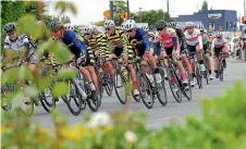  ?? ROBYN EDIE/STUFF ?? The Tour of Southland peloton rides through the main street of Winton.