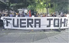  ??  ?? Adeptos del partido libre izquierdis­ta exigieron el viernes la renuncia del presidente Juan Orlando Hernández, frente al Ministerio Público en Tegucigalp­a.