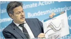  ?? FOTO: MICHAEL KAPPELER/DPA ?? Wirtschaft­sminister Robert Habeck (Grüne) zeigt bei einer Pressekonf­erenz anhand einer Grafik den Stand der Gasversorg­ung.