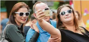  ??  ?? Ein Selfie zur Erinnerung: Mit Sonnenbril­len konnten sich die Gäste des Stadtfests am Stand der Augsburger Allgemeine­n fotografie­ren.