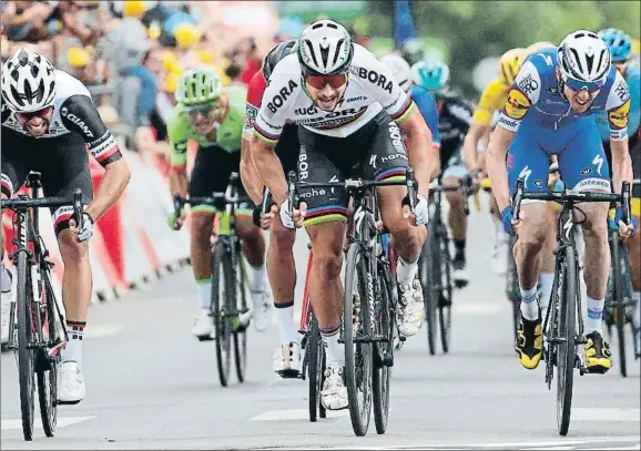  ?? CHRISTOPHE ENA / AP ?? Peter Sagan se dirige hacia la victoria, con Matthews a la izquierda de la foto y Dan Martin a la derecha