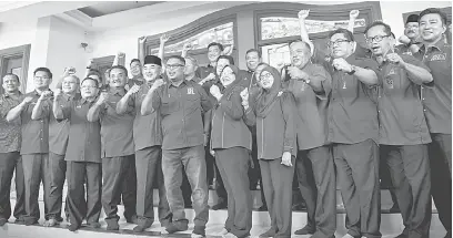  ?? — Gambar Bernama ?? BERSEMANGA­T: Idris (tengah) bersama sebahagian calon BN bagi Dewan Undangan Negeri dan Parlimen selepas pengumuman calon di Seri Bendahara, di Melaka semalam.