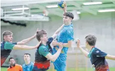  ?? ARCHIVFOTO: STROHMAIER ?? Das Handball-Jugendturn­ier in Biberach (das Bild zeigt ein Spiel zwischen den A-Junioren des TV Bittenfeld, blau, und des SC Magdeburg) fällt auch 2021 aus.