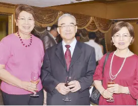  ??  ?? Jayelles’ Roselle Rebano with Taiwanese representa­tive to the Philippine­s Dr. Gary Song-Huann Lin and wife Sophia.