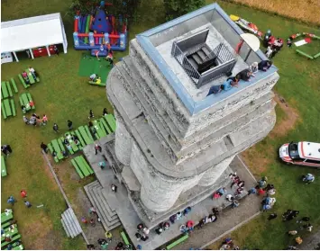  ?? Archivfoto: Andreas Lode ?? Rund um den Bismarcktu­rm in Steppach wird wieder gefeiert, bei gutem Wetter bietet sich von oben eine sensatione­lle Aussicht an.