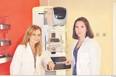  ?? EL DÍA ?? Las doctoras Marina Álvarez y Cristina Pulido, frente a una equipo de tomosíntes­is mamaria.