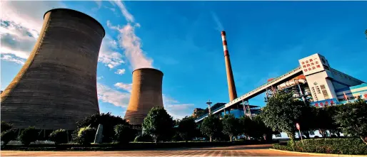  ??  ?? Les ingénieurs chinois utilisent des techniques de dépollutio­n parmi les plus avancées au monde, notamment le dépoussiér­age électrosta­tique par filet filtrant et la désulfurat­ion des gaz émis par la combustion du charbon par voie humide, respective­ment...