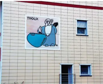  ?? FOTO: FRANK FABER ?? Tholix blickt von der Fassade des Hauses Nummer 20 in der Trierer Straße auf das Geschehen in Tholey.