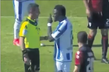  ??  ?? LA IMAGEN. Muntari le recrimina al árbitro los gritos racistas y éste posteriorm­ente le amonestó.