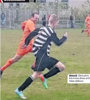  ??  ?? Attack Glencairn’s Kris Irvine drives at the Yoker defence