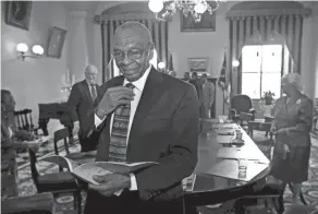  ?? TOM DODGE/COLUMBUS DISPATCH FILE ?? John B. Williams straighten­s his tie at the Ohio Statehouse before being inducted into the Ohio Civil Rights Commission’s Civil Rights Hall of Fame in 2014.