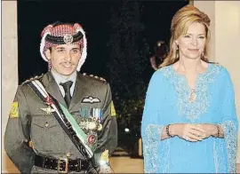  ?? HUSSEIN MALLA / AP ?? El príncipe Hamza con su madre, la reina Nur en el 2004