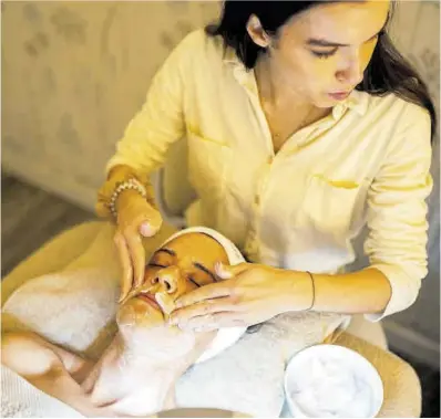  ?? Marc Asensio ?? Tratamient­o facial de belleza en el Centre d’Estètica Avançada Yolanda López de Barcelona.