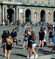  ??  ?? Folla
Già ieri l’aeroporto di Capodichin­o ha fatto registrare migliaia di arrivi. Nella foto turisti davanti al Palazzo Reale