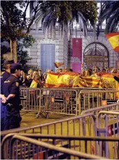  ?? PHOTO AFP ?? Des partisans en faveur d’une Espagne unie ont manifesté, hier soir, à Barcelone.