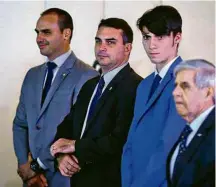  ?? Pedro Ladeira/Folhapress ?? Eduardo, Flávio e Jair Renan, filhos de Bolsonaro que acompanhar­am o encontro