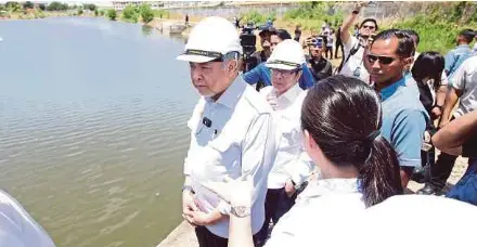  ?? (Foto Mohd Adam Arinin/bh) ?? Ahmad Zahid meninjau kolam tadahan air projek RTB Persekitar­an Kawasan Lido, Kota Kinabalu, semalam.