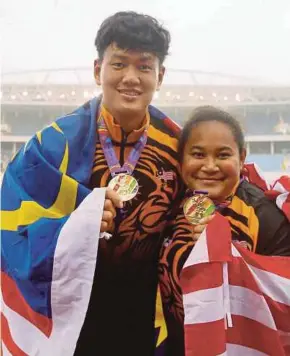  ?? ?? Hammer throwers Jackie Wong (left) and Grace Wong show off their gold medals on May 14.