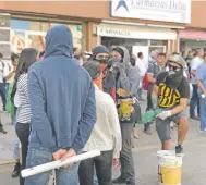  ??  ?? Unos mil integrante­s de la Sección 22 de la CNTE y estudiante­s universita­rios marcharon en la capital oaxaqueña.