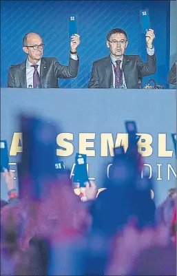  ?? FOTO: PERE PUNTÍ ?? Jordi Cardoner y Josep Maria Bartomeu, en la Asamblea del sábado