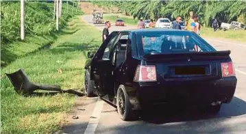  ??  ?? KERETA dinaiki Sairah remuk akibat nahas dengan pacuan empat roda (gambar bawah) di Jalan TawauKalab­akan.