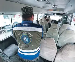  ?? FOTO: MARVIN SALGADO ?? Cada bus lleva dos agentes de la FNSTU con el objetivo de brindar seguridad. La población debe hacer sus denuncias al 911.