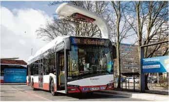  ?? Foto: Christian Charisius/dpa ?? In zahlreiche­n deutschen Städten sind bereits E-busse auf den Straßen unterwegs. Die EU will mit der Richtlinie den Umbau der Flotten beschleuni­gen.