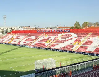  ??  ?? Vicenza Giorni di fuoco per il futuro del club biancoross­o, che potrebbe passare di mano con un colpo a sorpresa inatteso